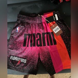 Men’s Mitchell & Ness RE-TAKE Miami Heat Floridians Black 2005 Swingman Shorts